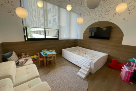 Apartamento 2 dormitórios (1 suíte), porteira fechada, 1 vaga demarcada, no José Menino, Santos