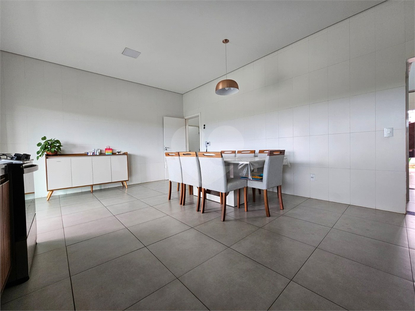Casa à venda com 4 quartos, sendo 1 suíte,  no condomínio Jardim Shangri-lá, Atibaia - SP