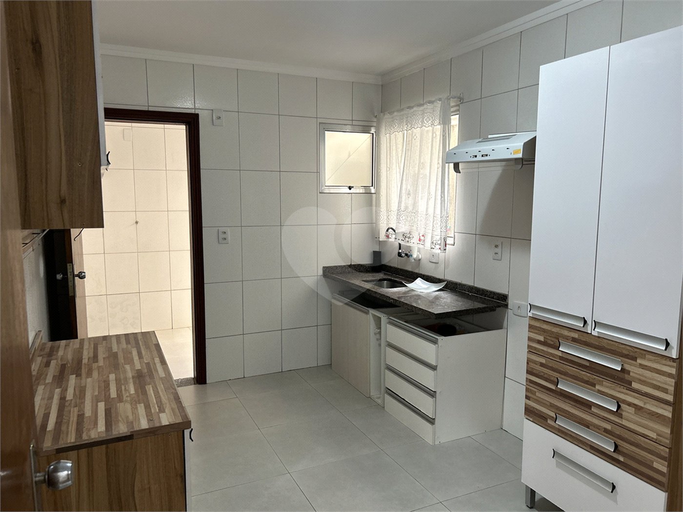 Apartamento à venda com 3 quartos, sendo 1 suíte,  em Vila Lavínia, Mogi das Cruzes, SP