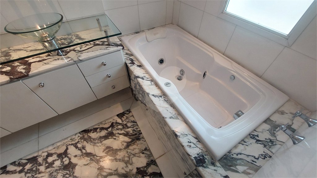 Apartamento à venda com 3 quartos, sendo 1 suíte, em Alto da Boa Vista, São Paulo, SP