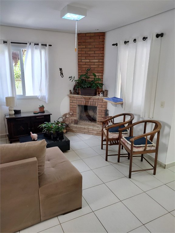 Casa à venda com 3 quartos, sendo 1 suíte, no condomínio Picollo Villaggio, Louveira - SP