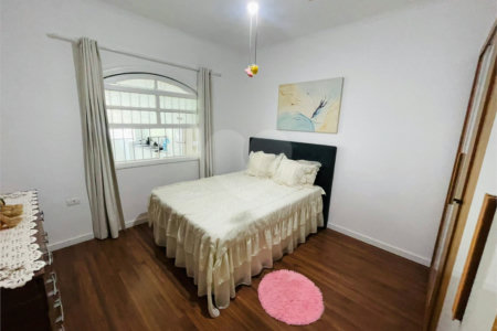 Casa à venda com 4 quartos, sendo 1 suíte,  em Jardim Stella, Santo André, SP