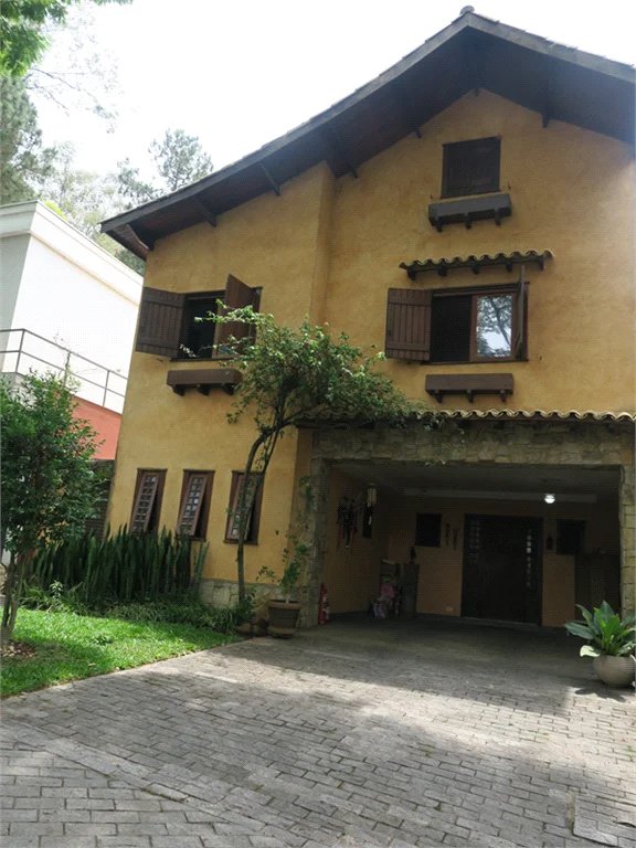 Casa à venda com 4 quartos, sendo 2 suítes, no condomínio Vila das Flores, São Paulo - SP