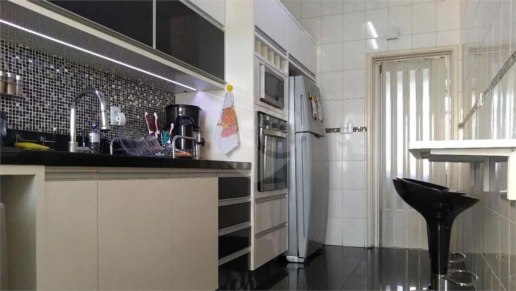 Apartamento com três dormitórios no Bom Retiro.
