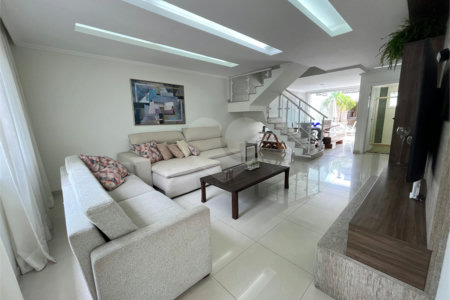 Casa à venda com 3 quartos, sendo 1 suíte, no condomínio Golden Village, Rio de Janeiro - RJ