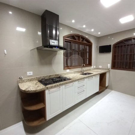 Casa à venda com 4 quartos, sendo 1 suíte,  em Vila Oliveira, Mogi das Cruzes, SP