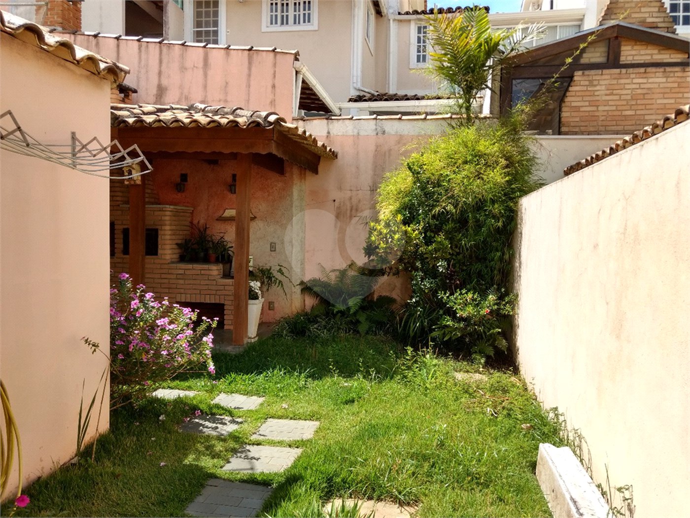 Casa à venda com 3 quartos, sendo 1 suíte, no condomínio Villaggio Dei Fiori, Louveira - SP