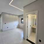 Maravilhosa Casa térrea em condomínio fechado no Portal Lamis, com 3 suítes, piscina privativa e persianas elétricas em excelente condomínio com salão de festas, piscina, quadras de tênis, beach tênis e campo de futebol. Vista cinematográfica da Pedra Grande.