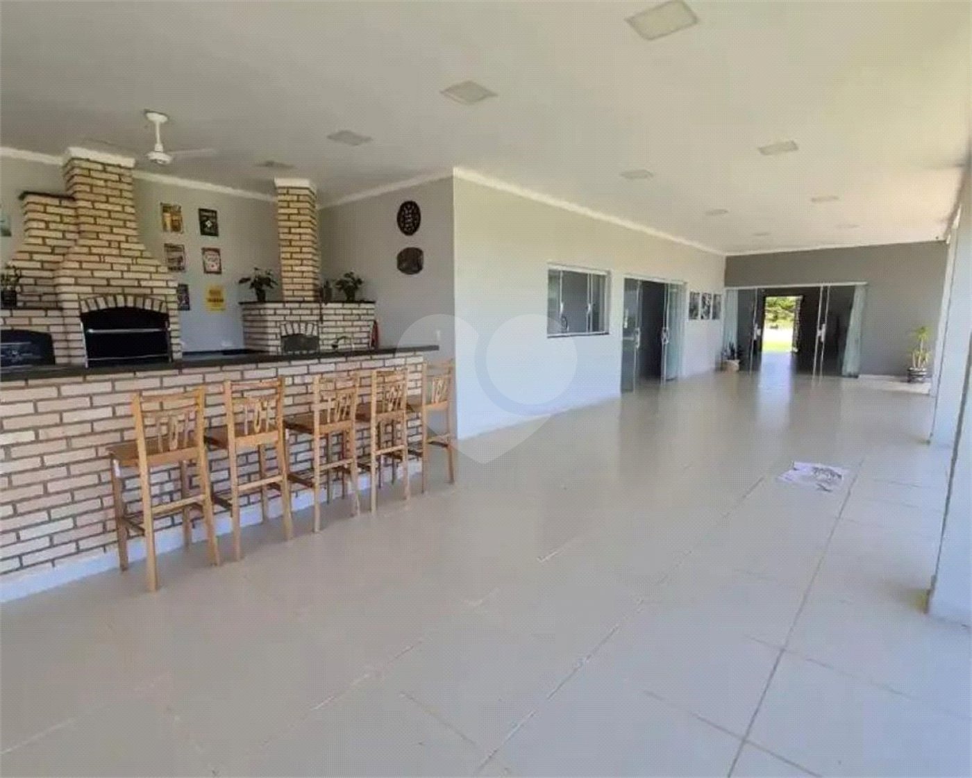 Casa à venda com 3 suítes no condomínio Chácaras Arumã, Sarapuí - SP