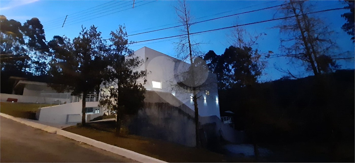 Sobrado à venda com 5 suítes em Serra da Cantareira, Mairiporã, SP