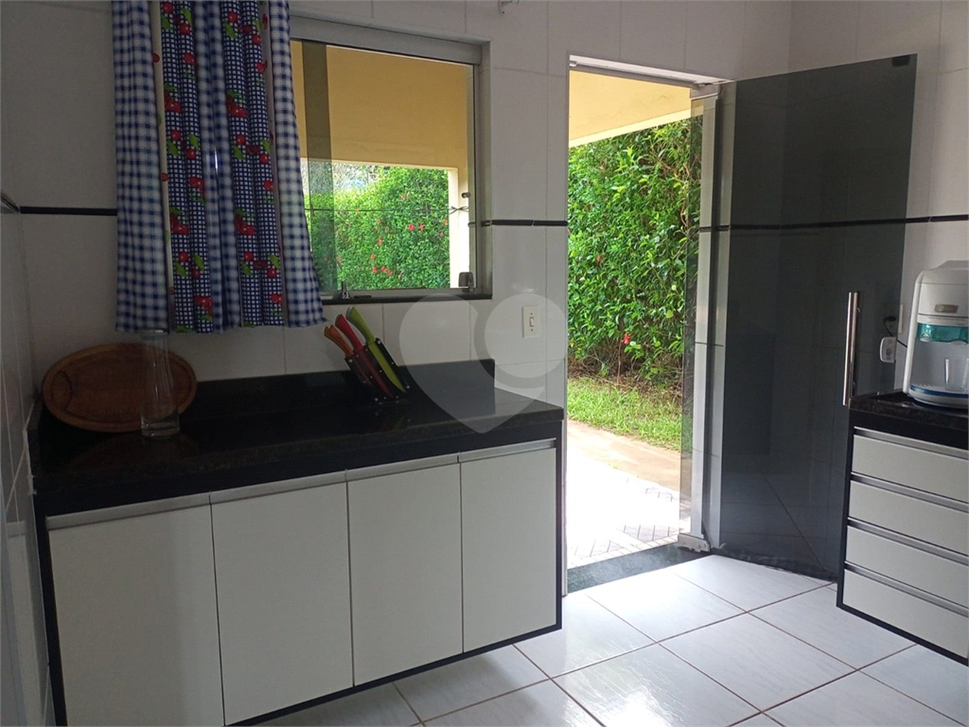 Casa à venda com 4 quartos, sendo 1 suíte,  no condomínio Village da Serra, Araçoiaba da Serra - SP