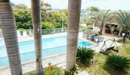 Casa à venda com 5 quartos, sendo 4 suítes, no condomínio Flamboyant, Atibaia - SP