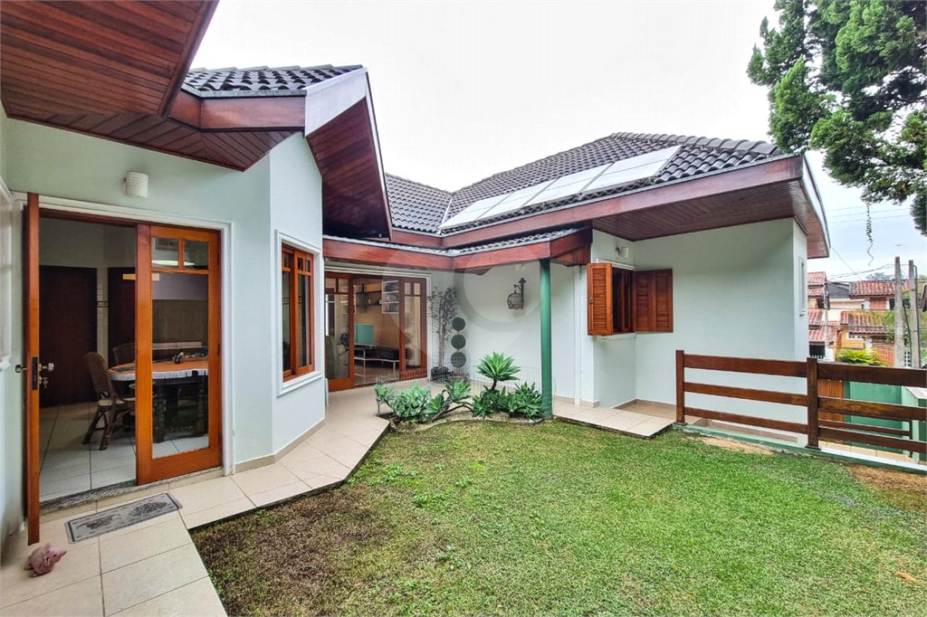 Casa à venda com 4 quartos, sendo 3 suítes, no condomínio Morada da Serra, São José dos Campos - SP