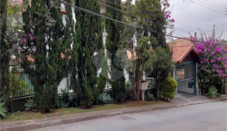 Casa à venda com 5 quartos, sendo 3 suítes,  no condomínio Alpes da Cantareira, Mairiporã - SP