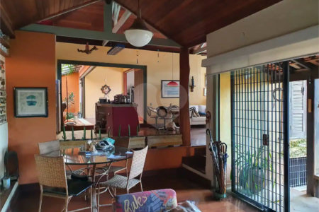 Casa à venda com 3 quartos, sendo 1 suíte, no Centro, São Roque, SP