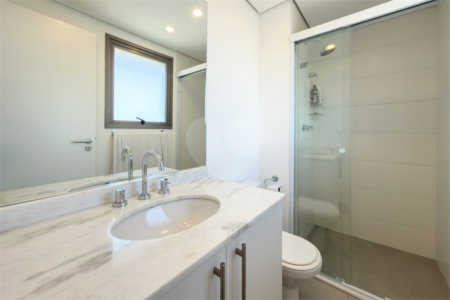 Apartamento de 03 dormitórios sendo 02 suítes com 02 vagas de garagem.