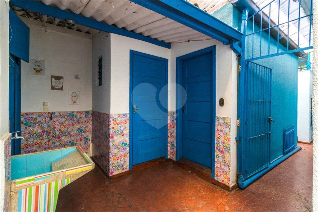 Casa à venda em Moema de 280m² com 4 dormitórios, sendo 1 suíte e 2 vagas de garagem.
