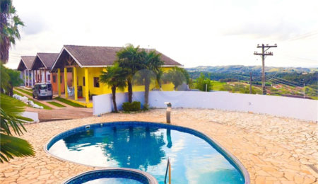 Casa à venda com 3 quartos, sendo 1 suíte,  no condomínio Mountain Village, Atibaia - SP