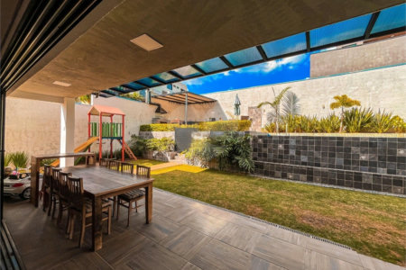 Casa à venda com 4 quartos, sendo 3 suítes,  no condomínio Vintage, Cotia - SP