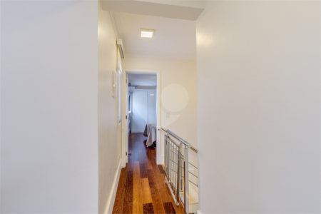 Casa à venda com 4 quartos, sendo 2 suítes, no condomínio Residencial Vila Lagos, São Paulo - SP