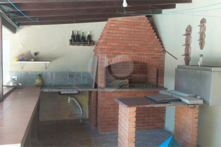 Casa à venda ou para alugar com 3 quartos, sendo 1 suíte, em Estação, São Roque, SP