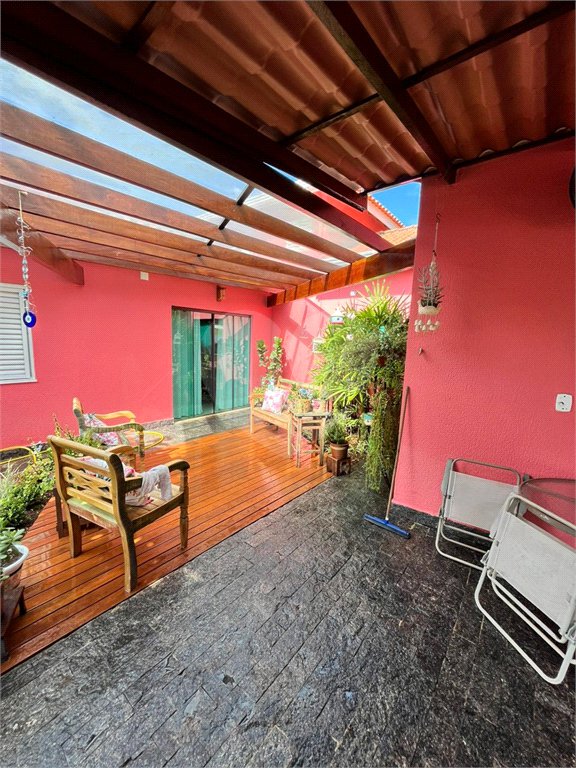 Casa à venda com 3 quartos, sendo 1 suíte,  no condomínio Portal do Sabiá, Araçoiaba da Serra - SP