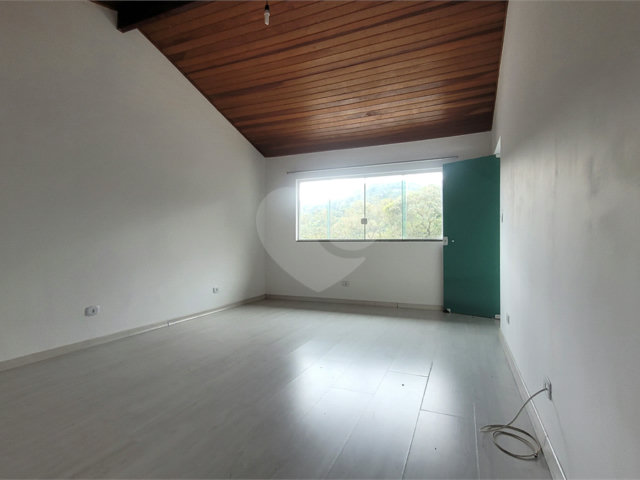 Casa à venda com 4 quartos, sendo 1 suíte,  no condomínio Parque Suiça, Caieiras - SP