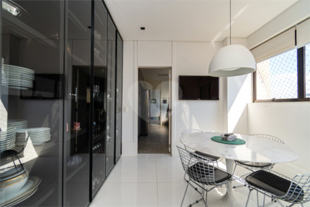 Apartamento à venda com 3 suítes em Vila Nova Conceição, São Paulo, SP