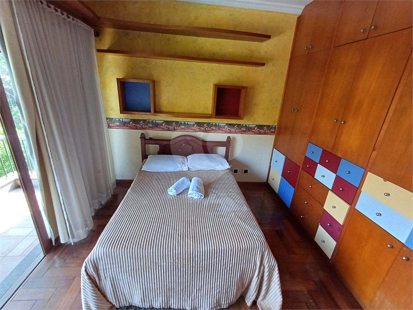 Casa à venda com 4 quartos, sendo 2 suítes, no condomínio Champs Elysees Village, Mairiporã - SP