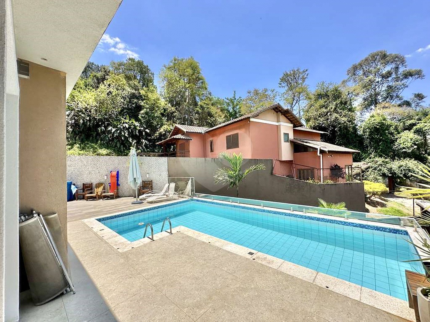 Casa à venda com 4 quartos, sendo 3 suítes, no condomínio Vilarejo, Carapicuíba - SP
