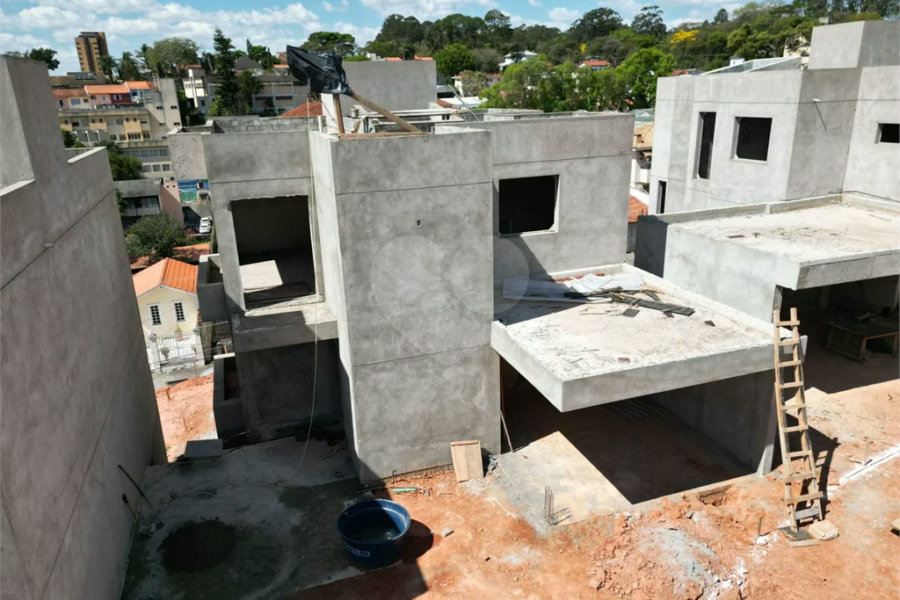 Casa à venda com 4 quartos, sendo 2 suítes, no condomínio Residencial Floresta, São Paulo - SP