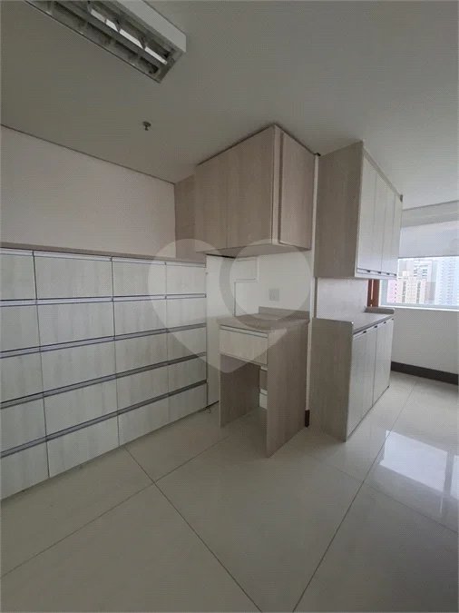 SALA COMERCIAL DE 90 M² COM 12 BAIAS, SALA DE REUNIÃO, AR-CONDICIONADO CENTRAL E 2 VAGAS!