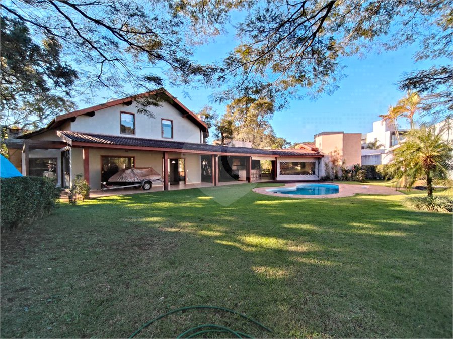 Casa à venda com 7 quartos, sendo 4 suítes, no condomínio Riviera de Santa Cristina XIII, Paranapanema - SP