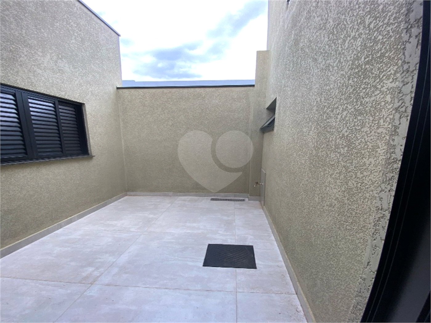 Casa à venda com 2 quartos, sendo 1 suíte, no condomínio Residencial Jardim, Sorocaba - SP