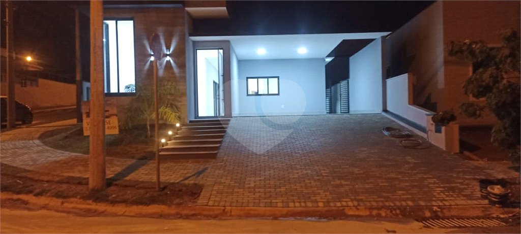 Casa à venda com 3 quartos, sendo 1 suíte, no condomínio Lagos D´icaraí, Salto - SP
