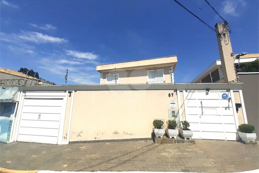 Casa à venda com 3 quartos, sendo 1 suíte, no condomínio Apeu, São Paulo - SP