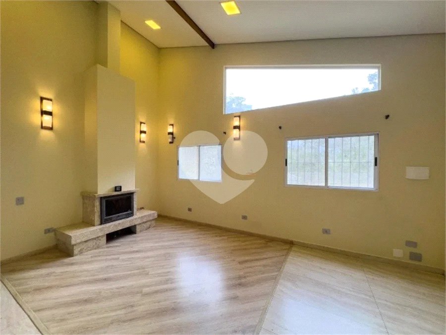 Casa à venda com 3 quartos, sendo 1 suíte, no condomínio Jardim da Montanha I, Mairiporã - SP