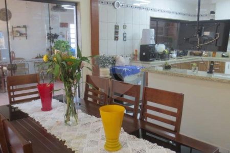 Sobrado à venda com 4 quartos, sendo 1 suíte, em Cambuci, São Paulo, SP