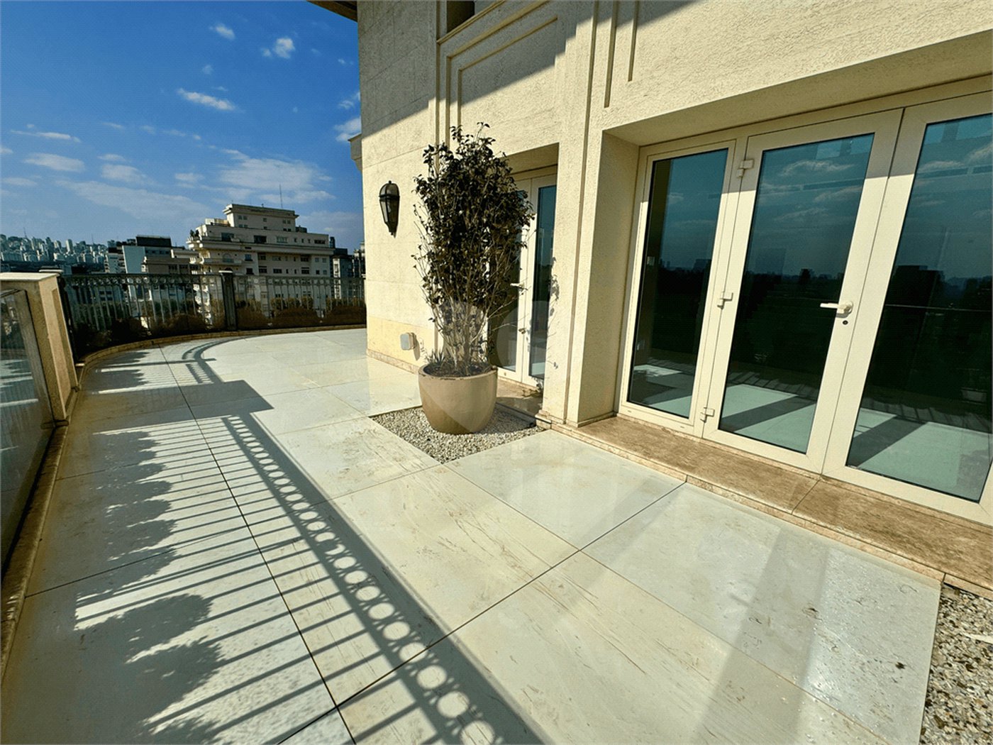 Duplex à venda ou para alugar com 5 suítes em Jardim Europa, São Paulo, SP