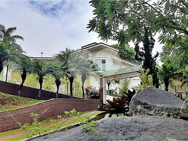 Casa à venda com 3 quartos, sendo 1 suíte,  no condomínio Suíça da Cantareira, Mairiporã - SP