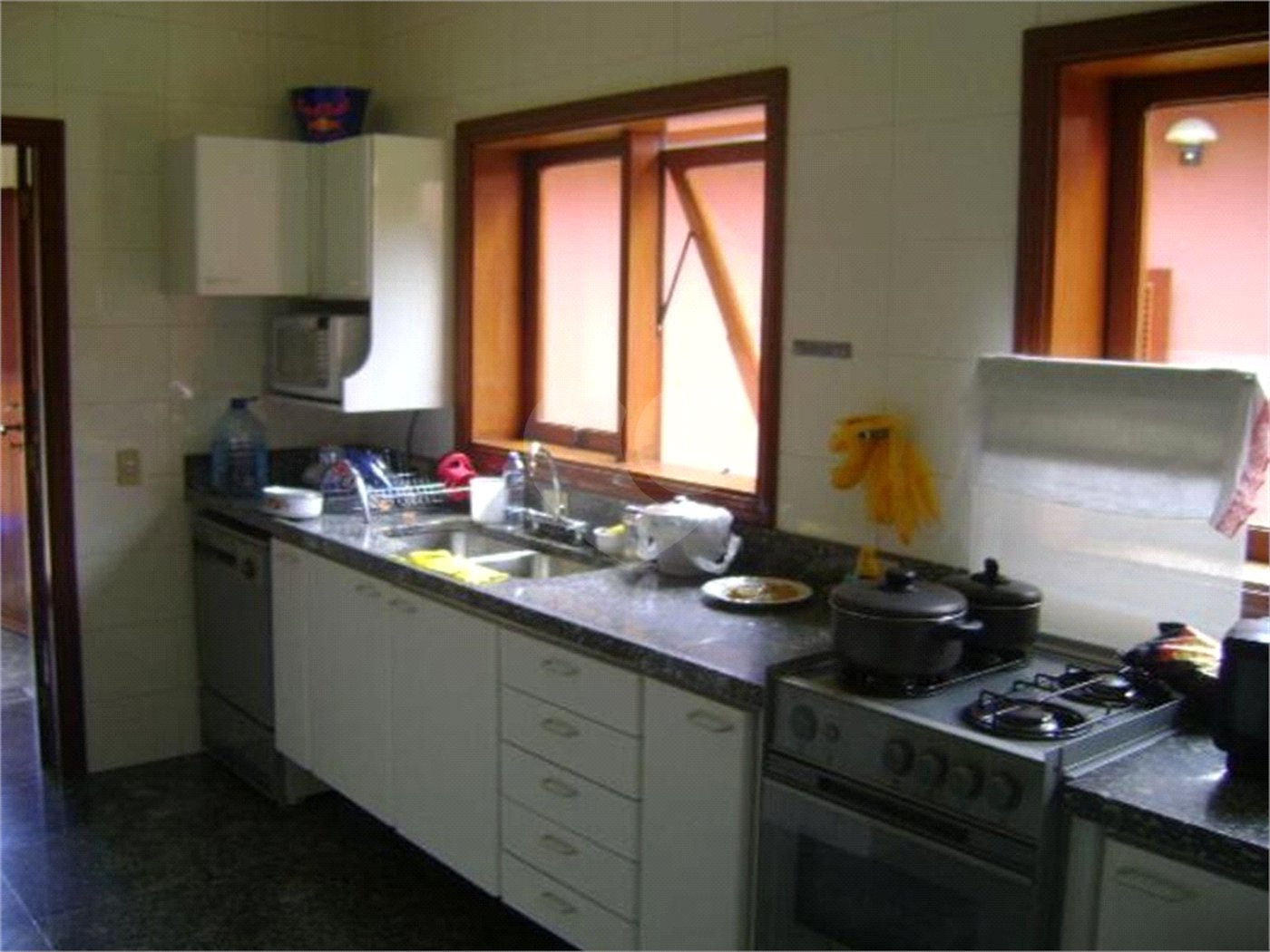 Casa à venda com 5 quartos, sendo 3 suítes, no condomínio Estância Marambaia, Vinhedo - SP