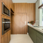 Indaiatuba - Condominio Villa Sapezal - 318 m² de Terreno - 230 m² de Área Construída - 3 suítes, sendo 1 Master com closet planejado - Sala de TV - Sala de estar integrada à Sala de jantar - Cozinha com móveis planejados - Despensa - Escritório planejado - Lavabo - Piscina com preparação para aquec