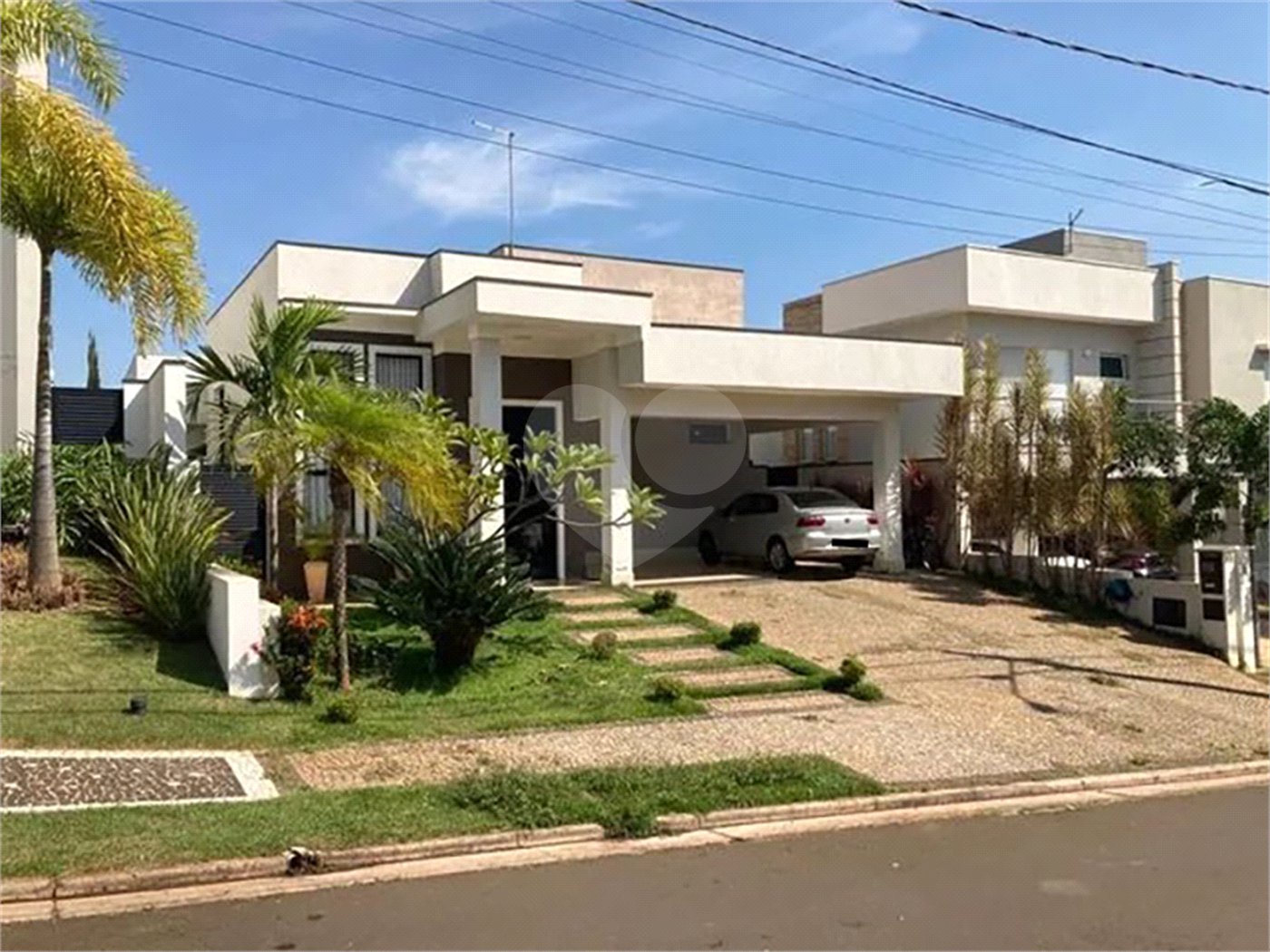 Casa à venda com 3 suítes no condomínio Terras do Cancioneiro, Paulínia - SP
