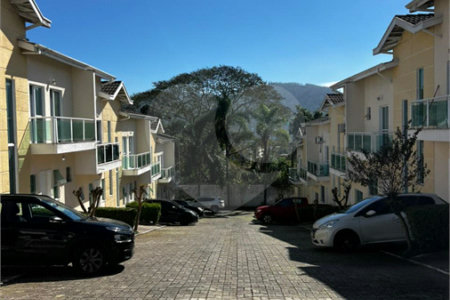 Sobrado à venda com 3 quartos, sendo 1 suíte,  em Vila Suissa, Mogi das Cruzes, SP