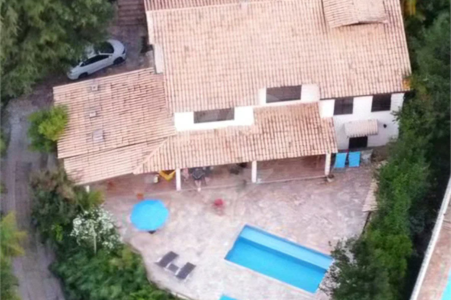 Sobrado à venda com 5 quartos, sendo 3 suítes, em Roseira, Mairiporã, SP
