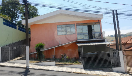 Casa à venda com 3 quartos, sendo 1 suíte,  no Centro, Serra Negra, SP