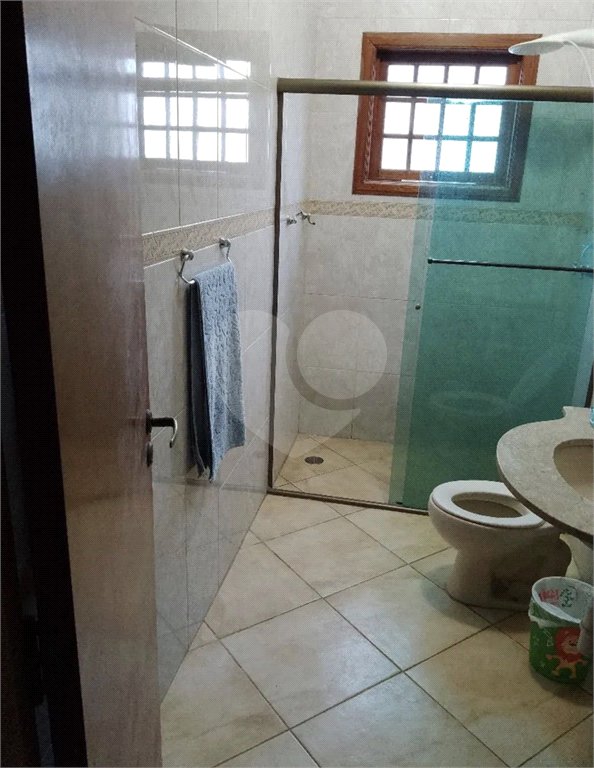 Casa à venda com 4 quartos, sendo 1 suíte, no condomínio Quinta da Cachoeira, Embu das Artes - SP