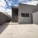 Casa térrea em Atibaia com 3 suítes, sala 2 ambientes, 2 vagas garagem, excelente localização, pronta para morar