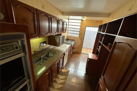 Casa à Venda no Bosque da Saúde com 271m², 3 Dormitórios, 1 Suíte e 4 Vagas