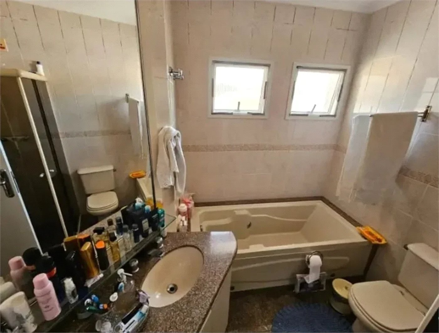 Casa à venda com 3 quartos, sendo 2 suítes, no condomínio Vila Borghese, São Paulo - SP